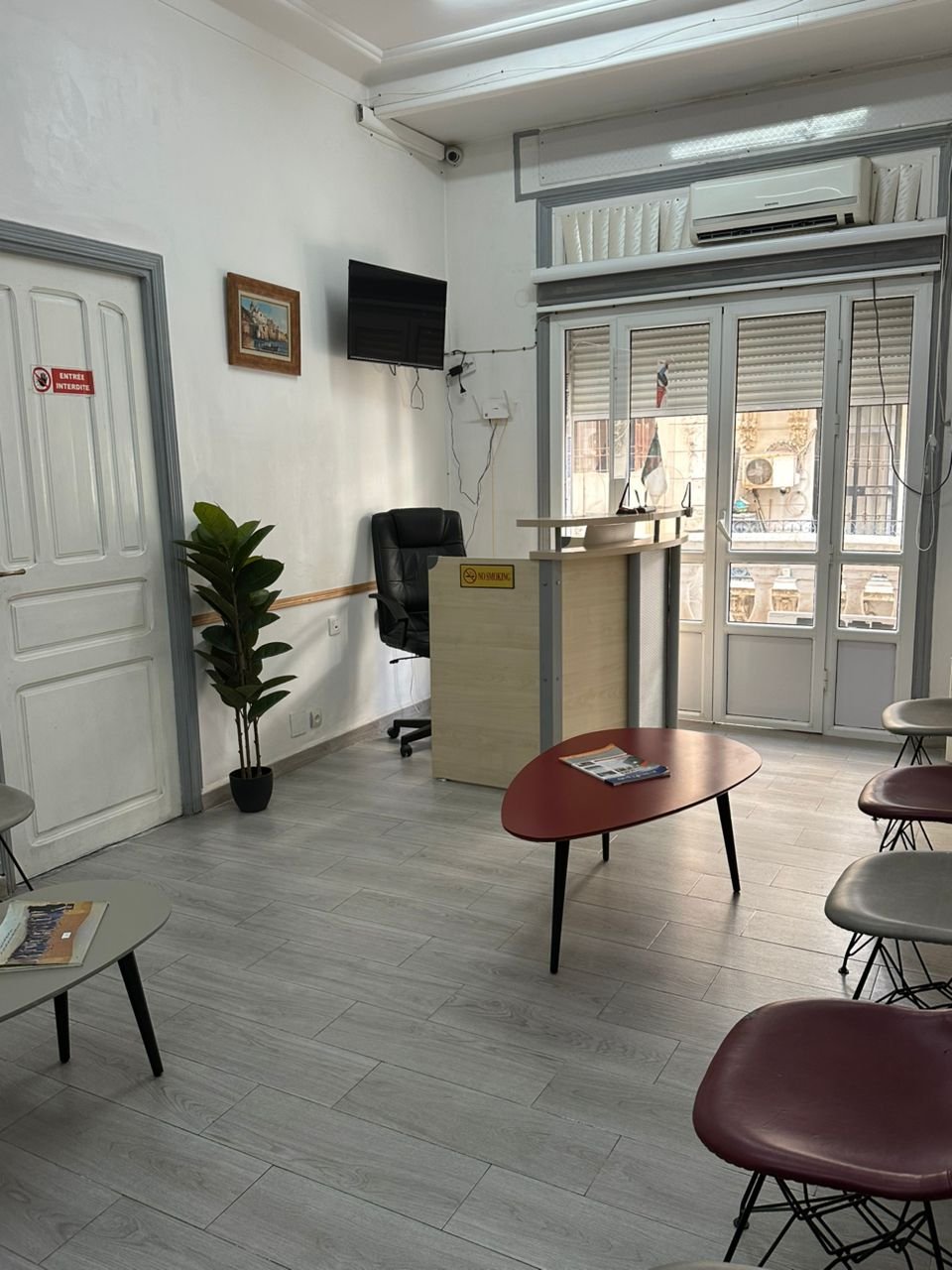 Salle de réception de l'office notarial, vue sur la rue Berlioz, Alger Centre